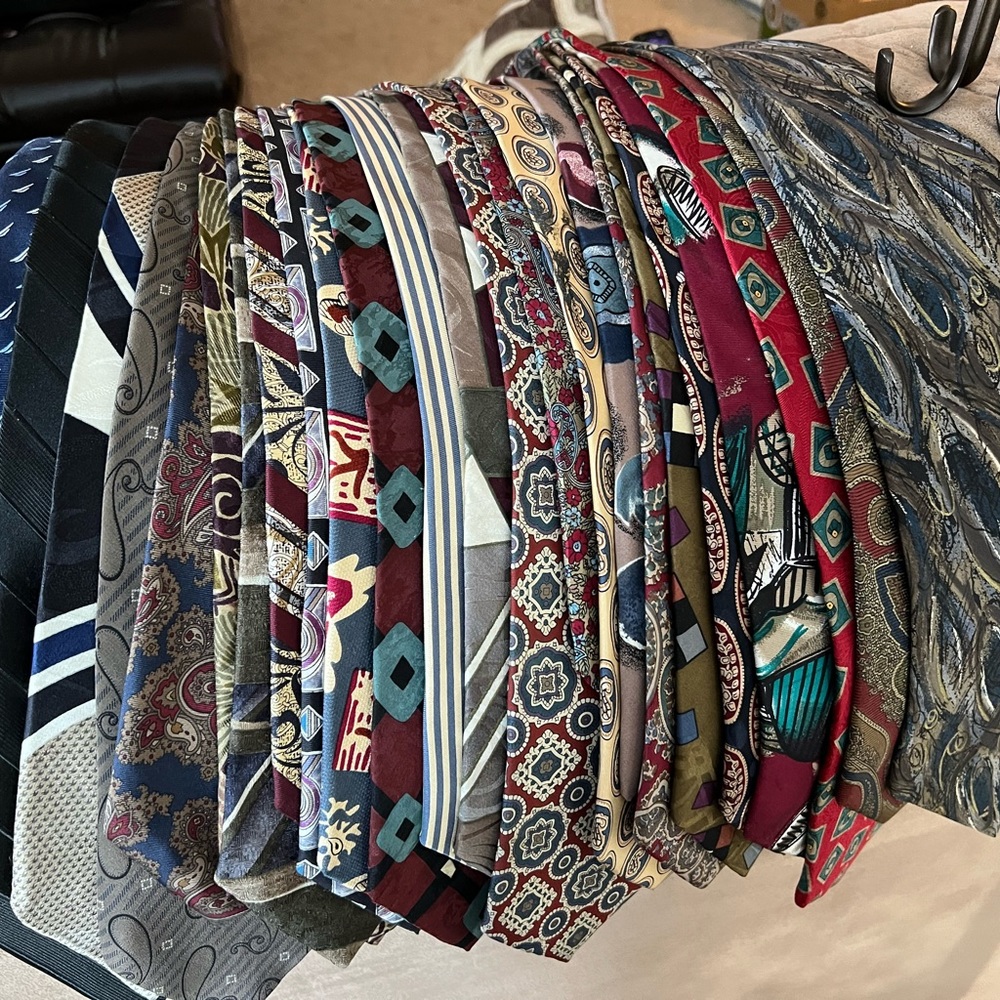 Lot of 24 men’s ties. Variety. Some silk and designer. Adding in a tie organizer